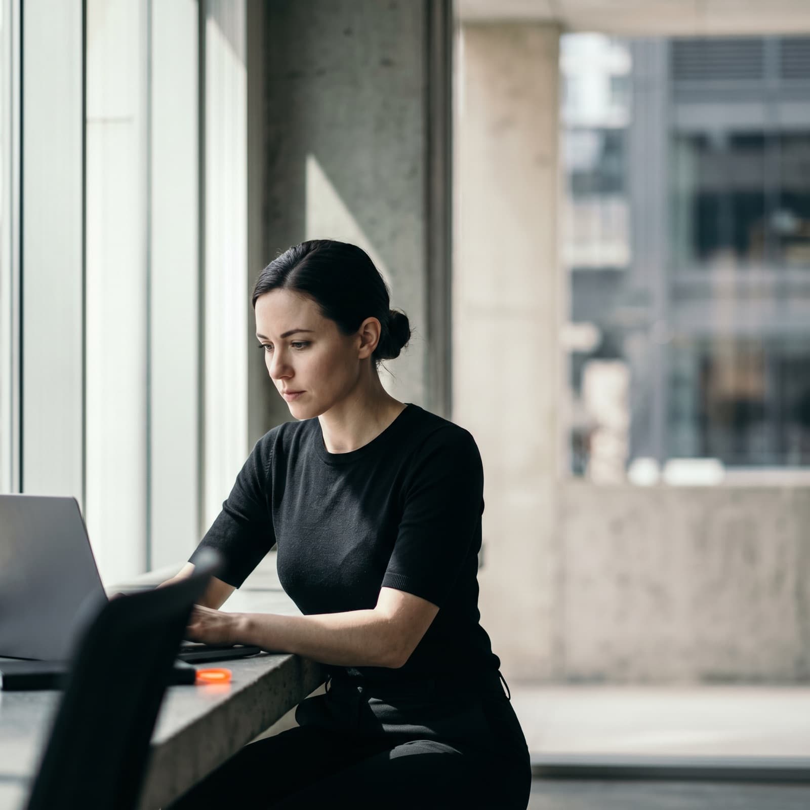 IT-Spezialistin arbeitet an einem Laptop im Büro